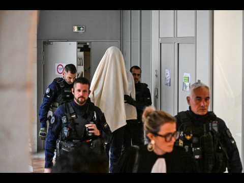 un policier victime de crachat lors d'une audience au tribunal de bobigny, un acte condamné par les autorités et rappelant les tensions croissantes dans les établissements judiciaires.