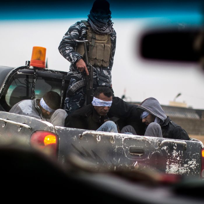 un ancien membre de daech, arrêté avec un bébé et une kalachnikov, condamné à dix ans de prison pour ses actes terroristes.