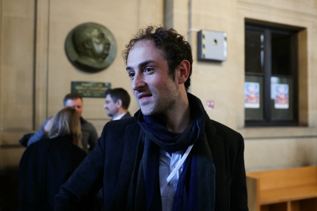 un ex-membre de daech a été condamné à dix ans de prison après avoir été retrouvé en possession d'une kalachnikov et d'un bébé, soulignant la gravité des faits et les enjeux de sécurité.