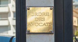 explorez les complexités légales autour du viol et du consentement, en mettant en lumière les zones d'ombre et les défis juridiques pour mieux comprendre et protéger les victimes.