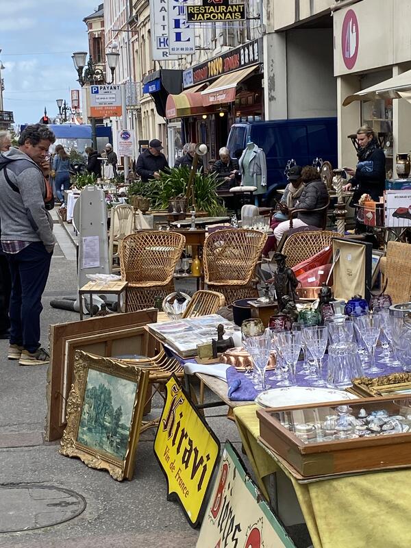 découvrez les condamnations relatives à des actes de profanation d'églises et les mesures de fermeture imposées à une brocante impliquée.