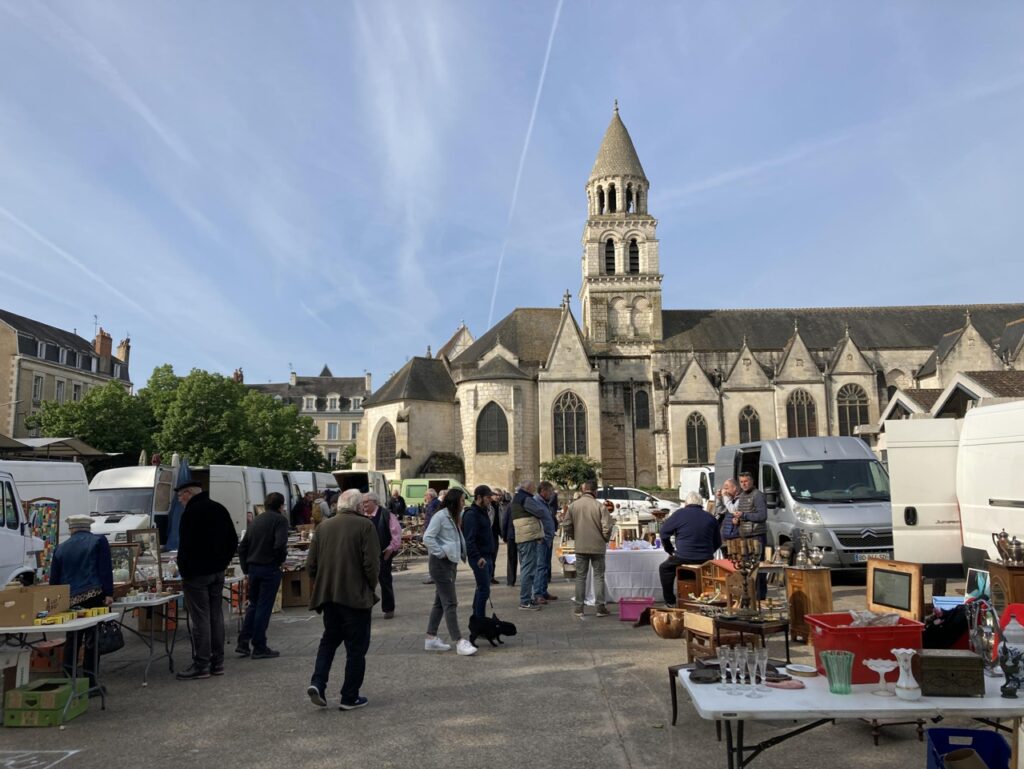 découvrez les condamnations liées aux actes de profanation d'églises et les mesures de fermeture imposées à une brocante, avec un aperçu des conséquences juridiques et sociales.