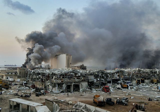 une explosion rue de trévise cause des blessés et suscite un débat autour des licenciements et des coûts élevés engendrés.