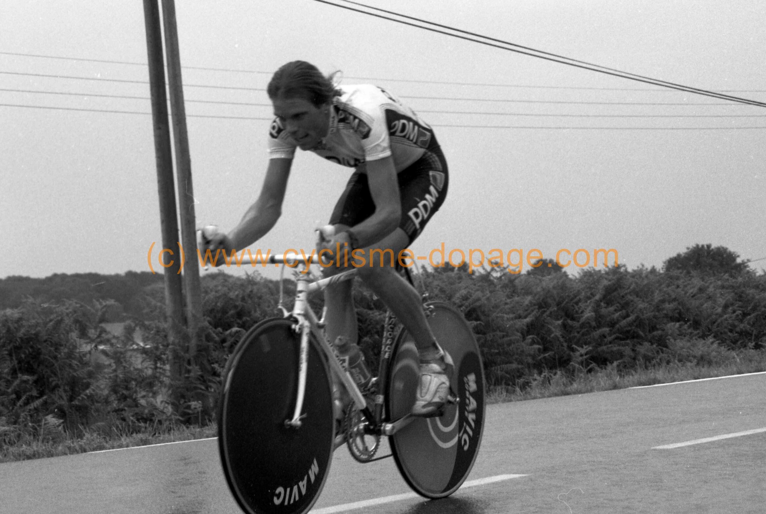 découvrez les détails du mystère entourant le décès d'un cycliste en 2022, examiné par le tribunal de versailles.